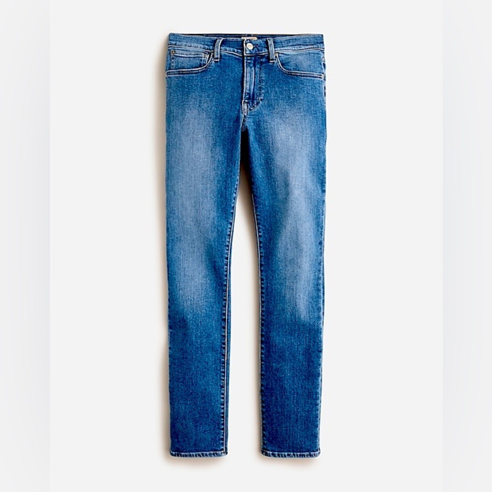 Classic J.Crew fit a timeless slim-straight leg. Perfect for smart-casual looks.